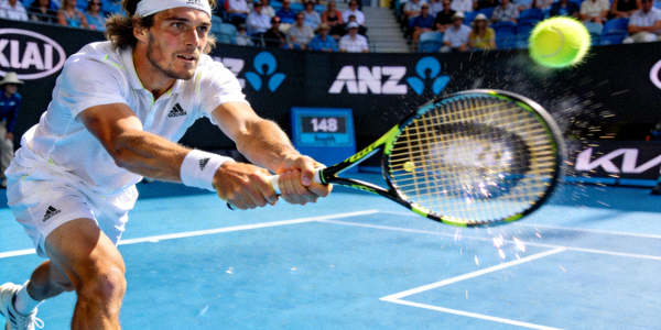 网球大满贯澳大利亚公开赛决赛 - 运动员在硬地球场上奋力挥拍